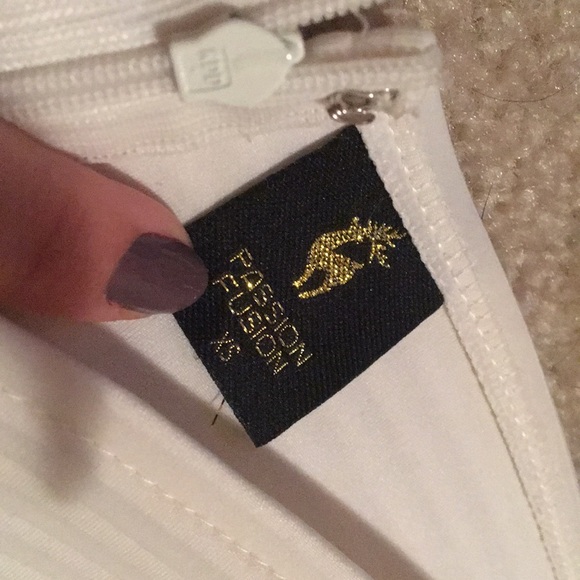 Gorgeous off the shoulder white dress - Picture 2 of 2