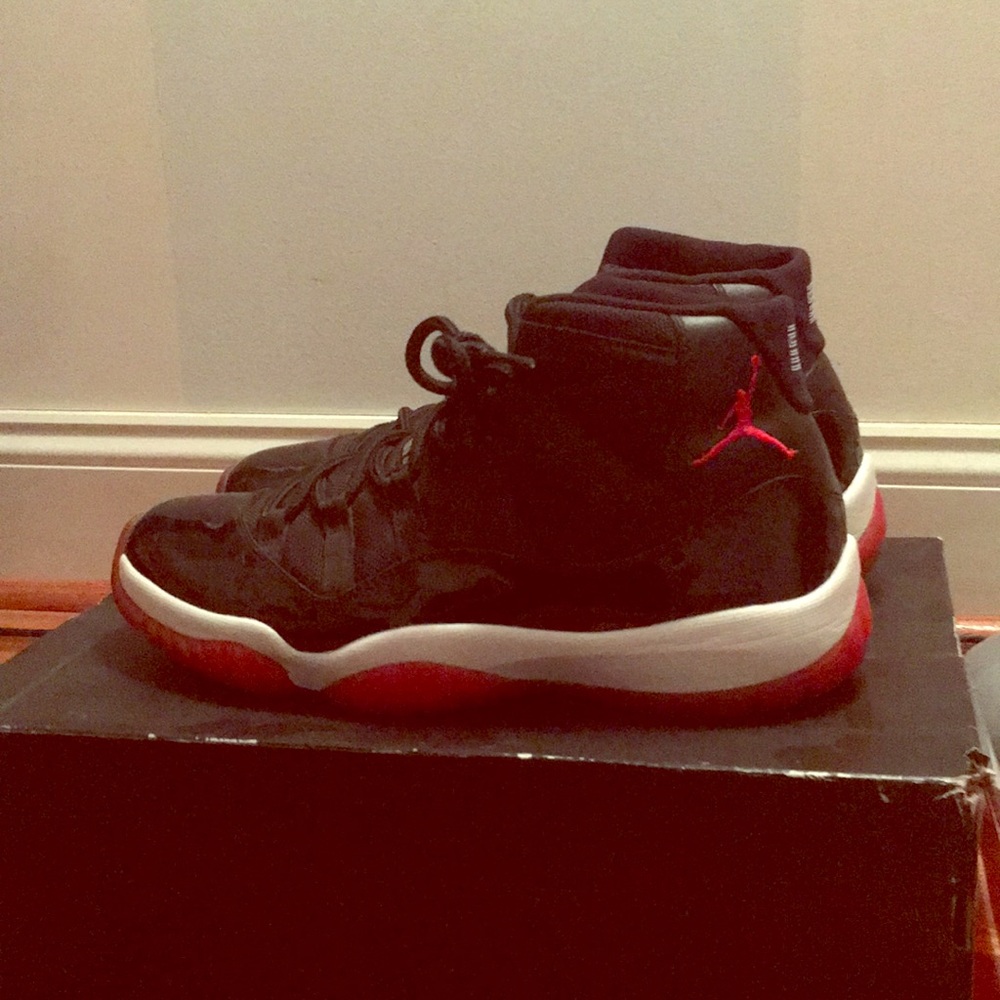 Size 9.5 Nike Air Jordan Bred 11