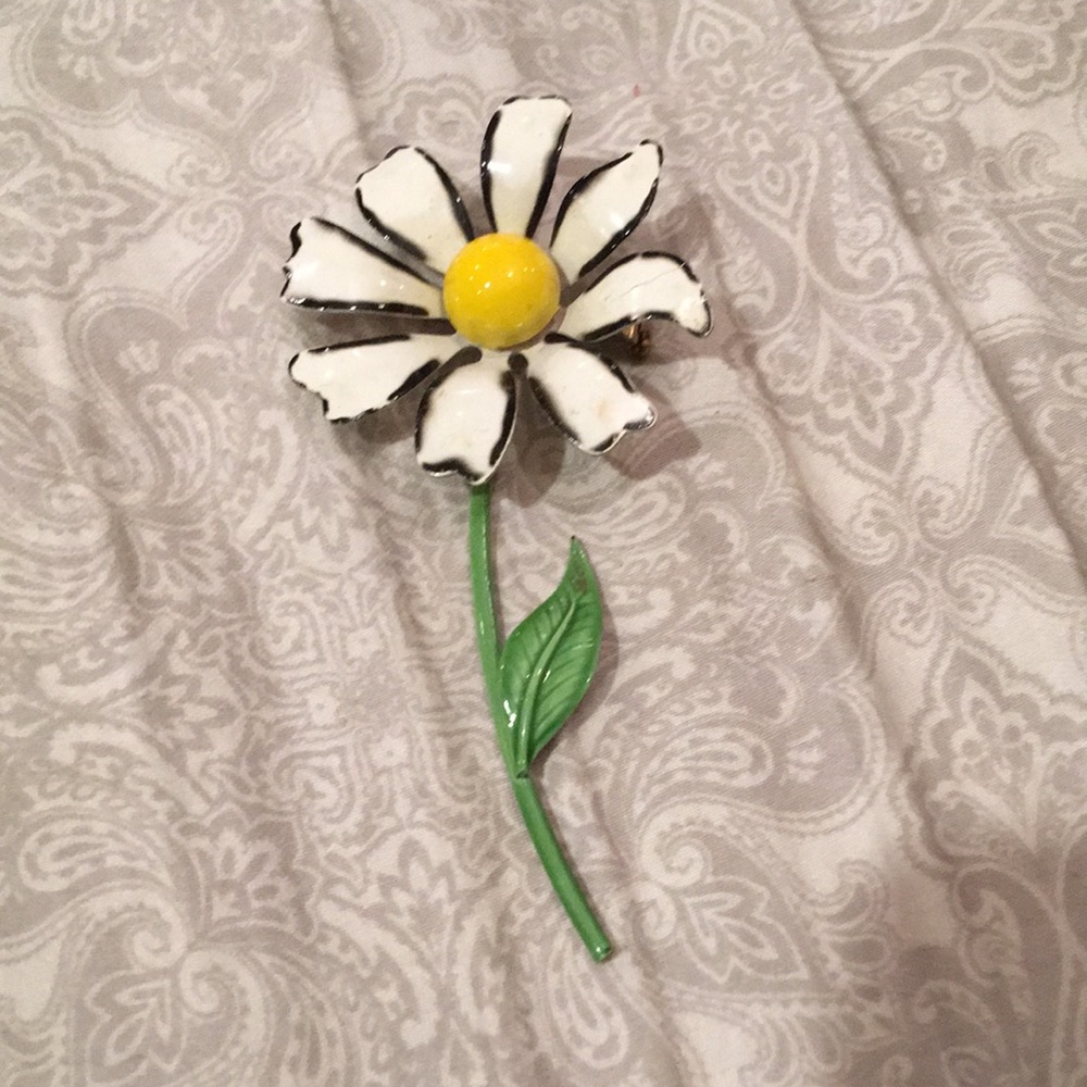 Daisy pin