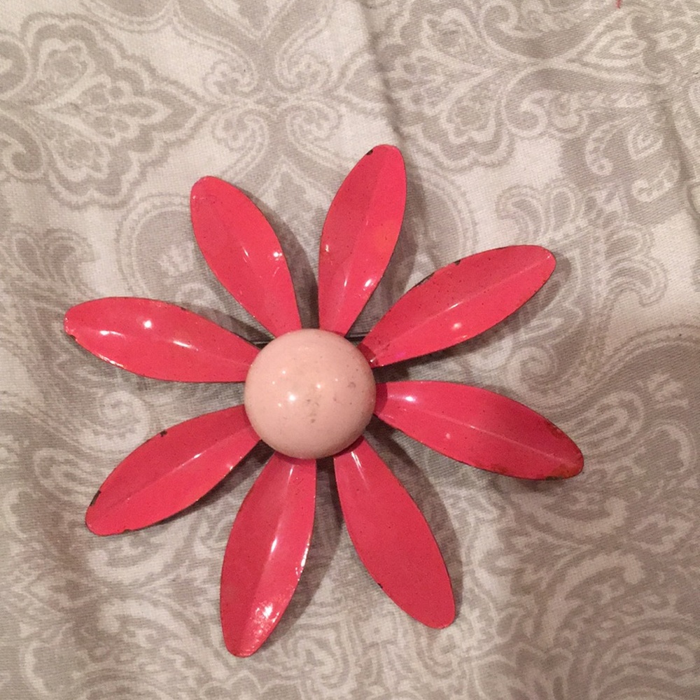 Pink daisy pin
