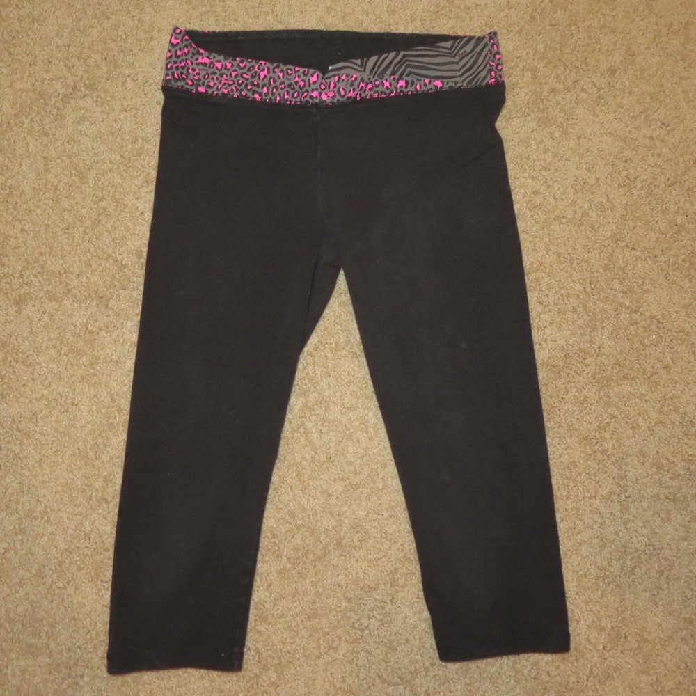Animal print waist black Capri yoga pants - medium