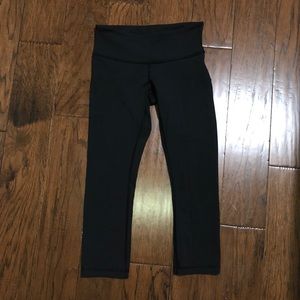 BLACK LULULEMON WUNDER UNDER CROP LEGGINGS!!