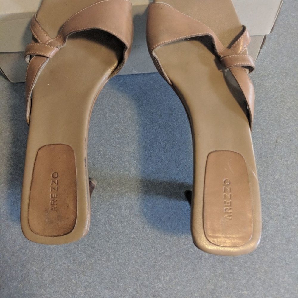 Beige/tan shoes