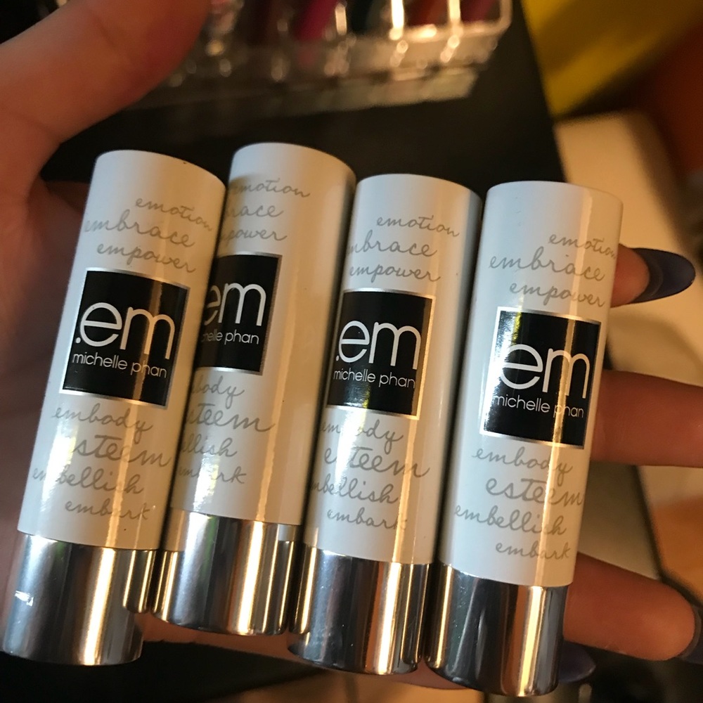 Lipstick bundle. - Picture 3 of 6