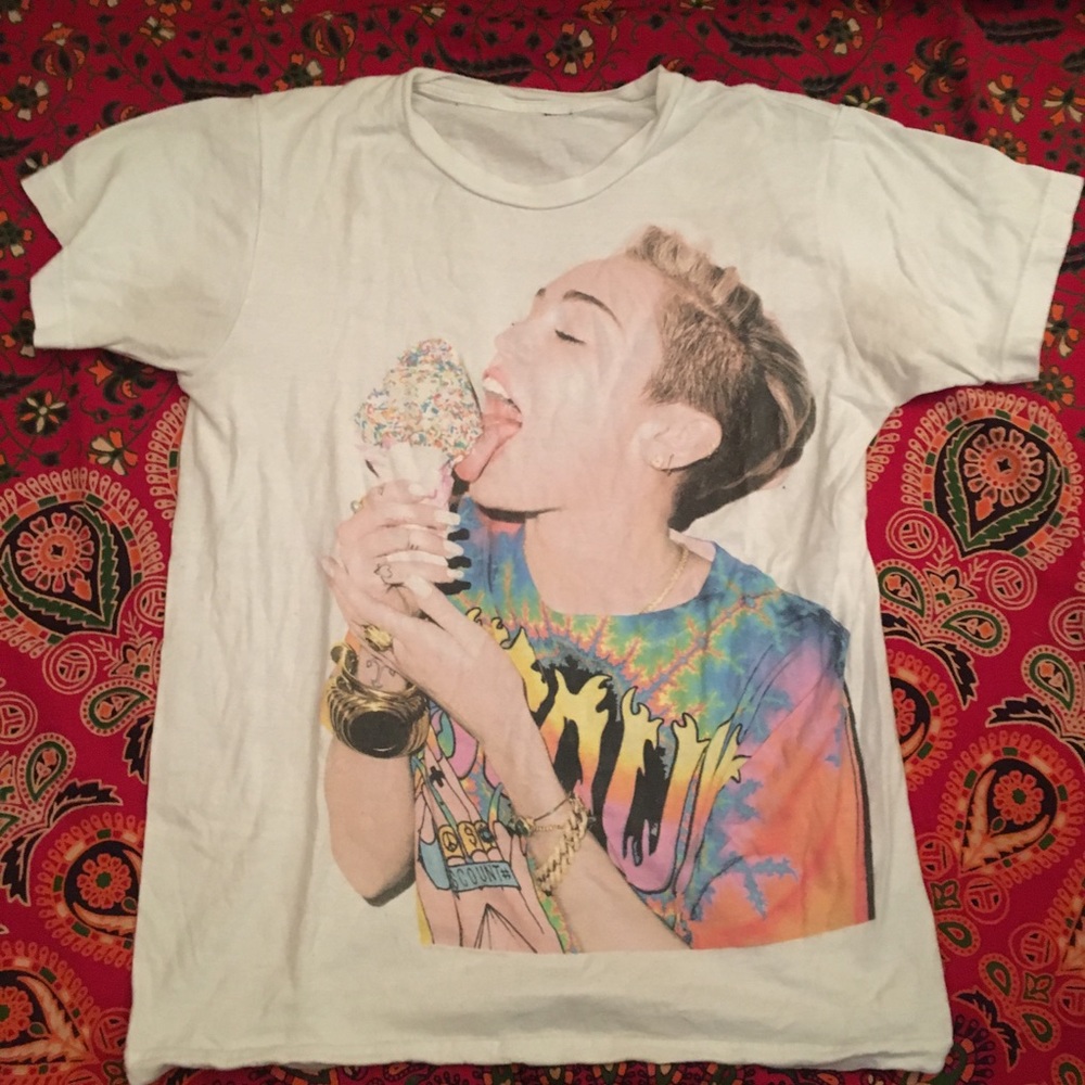 • Miley Cyrus T-shirt •