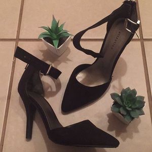 Ankle strap pointed toe heels