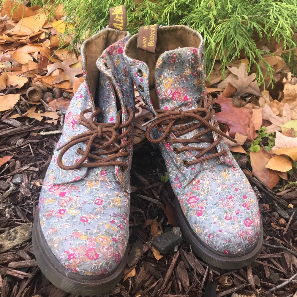 Floral Canvas - Dr. Martens (Page)