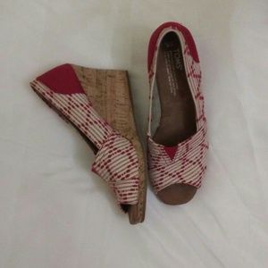 (TOMS) Open Toe Wedges