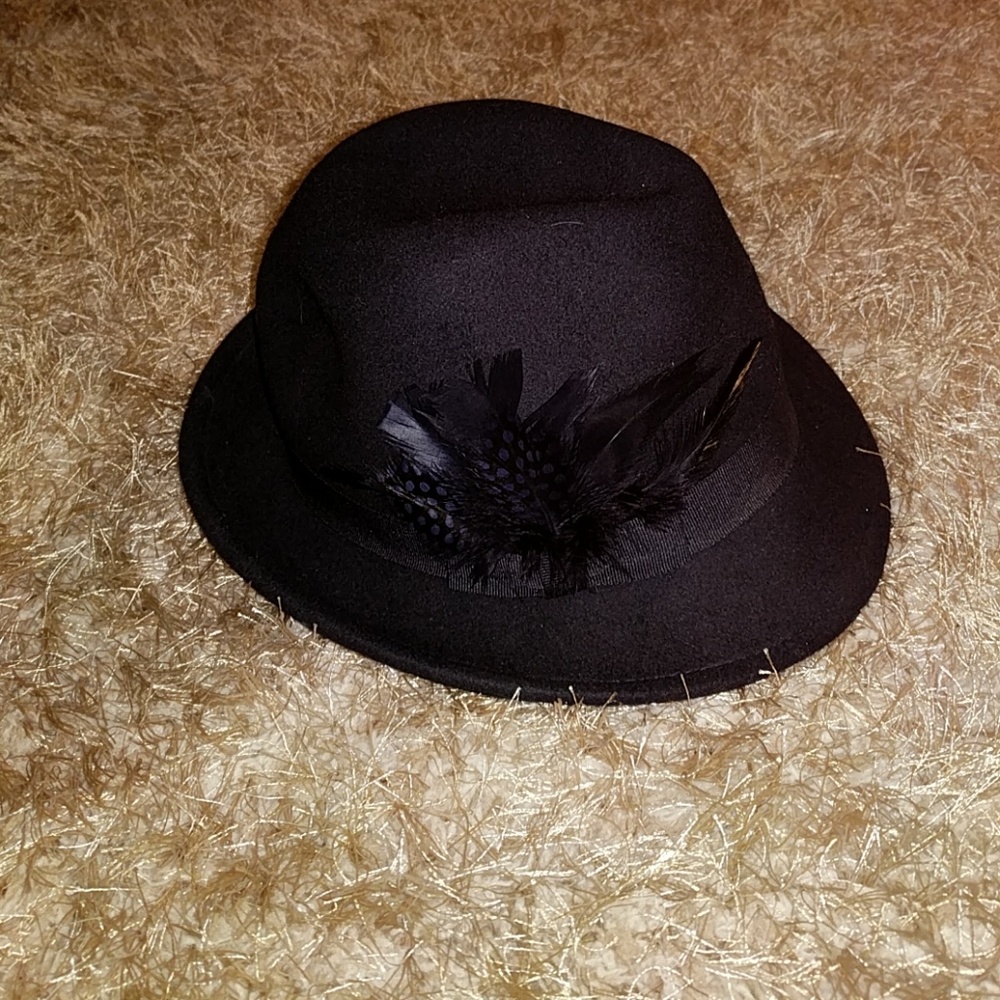 Navy blue fedora w flower&feather accent