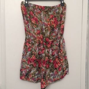 Floral romper with pockets size large