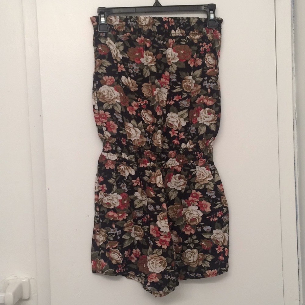Floral romper with pockets!