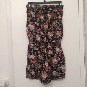 Floral romper with pockets!