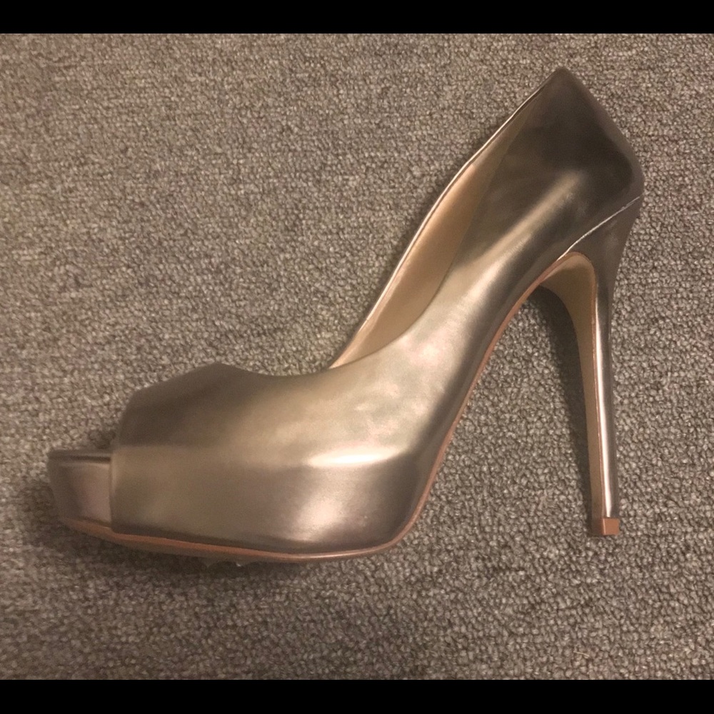 Aldo EUC Pewter Color Heel Pump