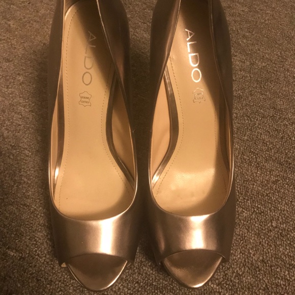 Aldo EUC Pewter Color Heel Pump - Picture 2 of 4