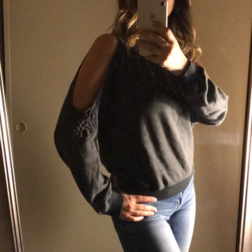 Cold Shoulder sweatshirt
