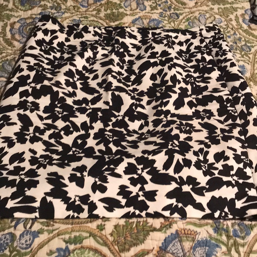 Gorgeous b&w floral LOFT skirt, 16