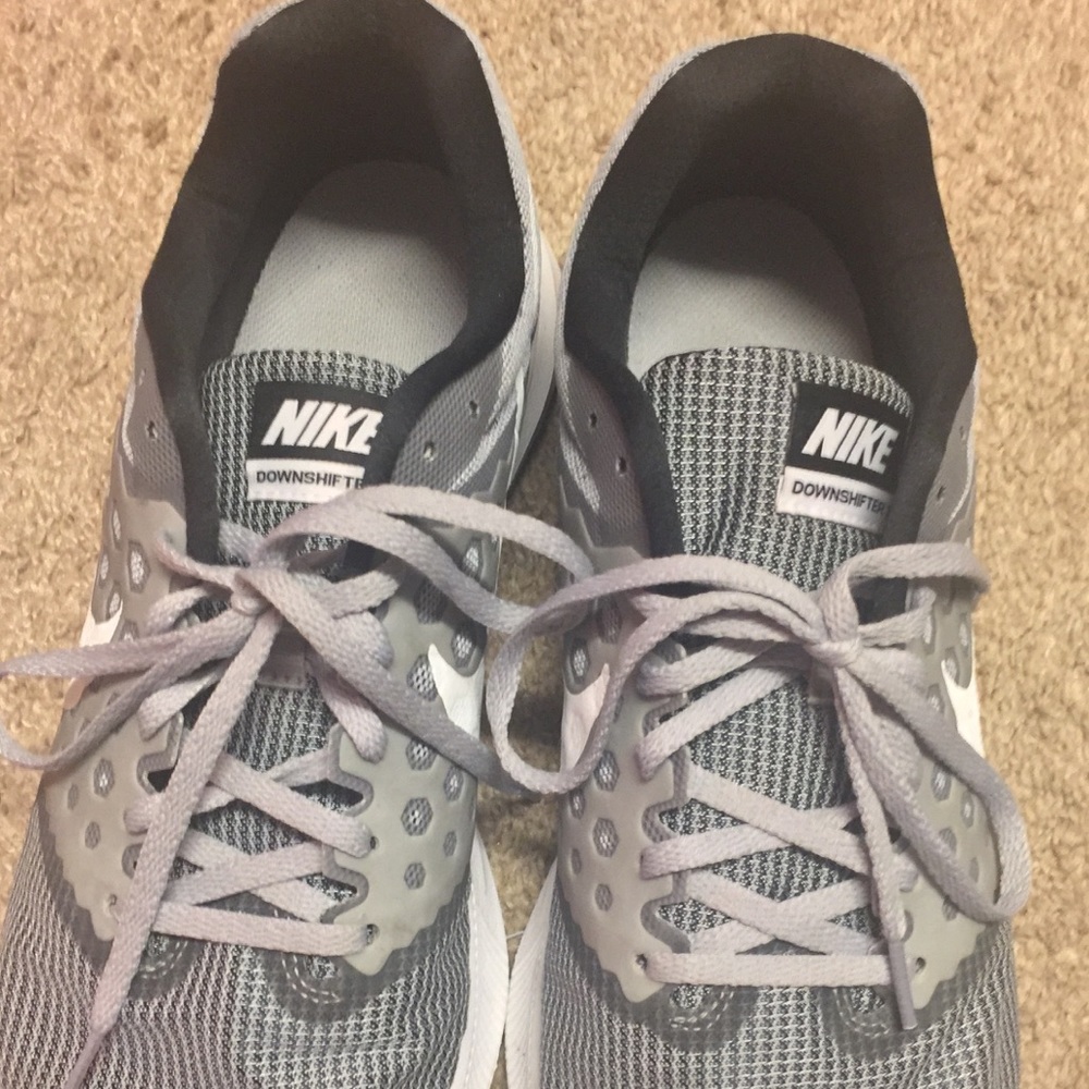NWOT GRAY MENS NIKES ❤️