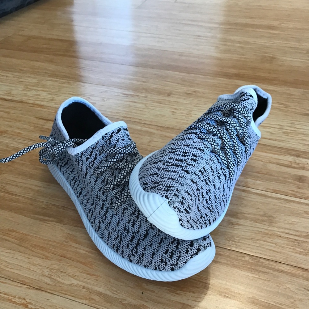 Light weight sneakers