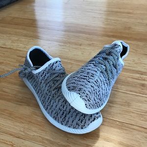 Light weight sneakers