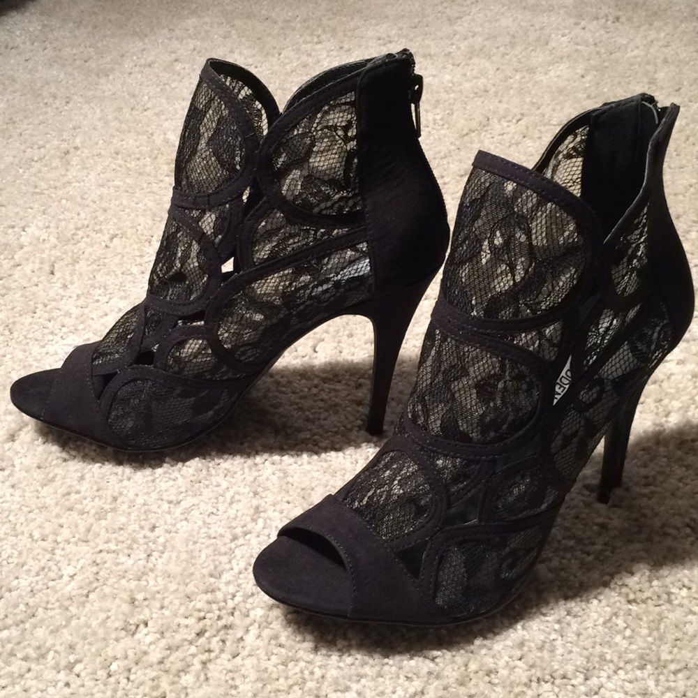 Steve Madden Elegant Lace Open Toed Bootie/Heel