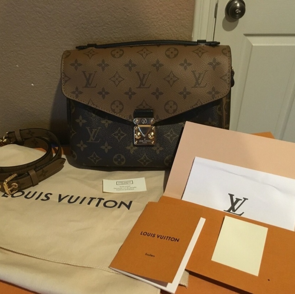 Authentic Louis Vittion Pochette Metis Reversible