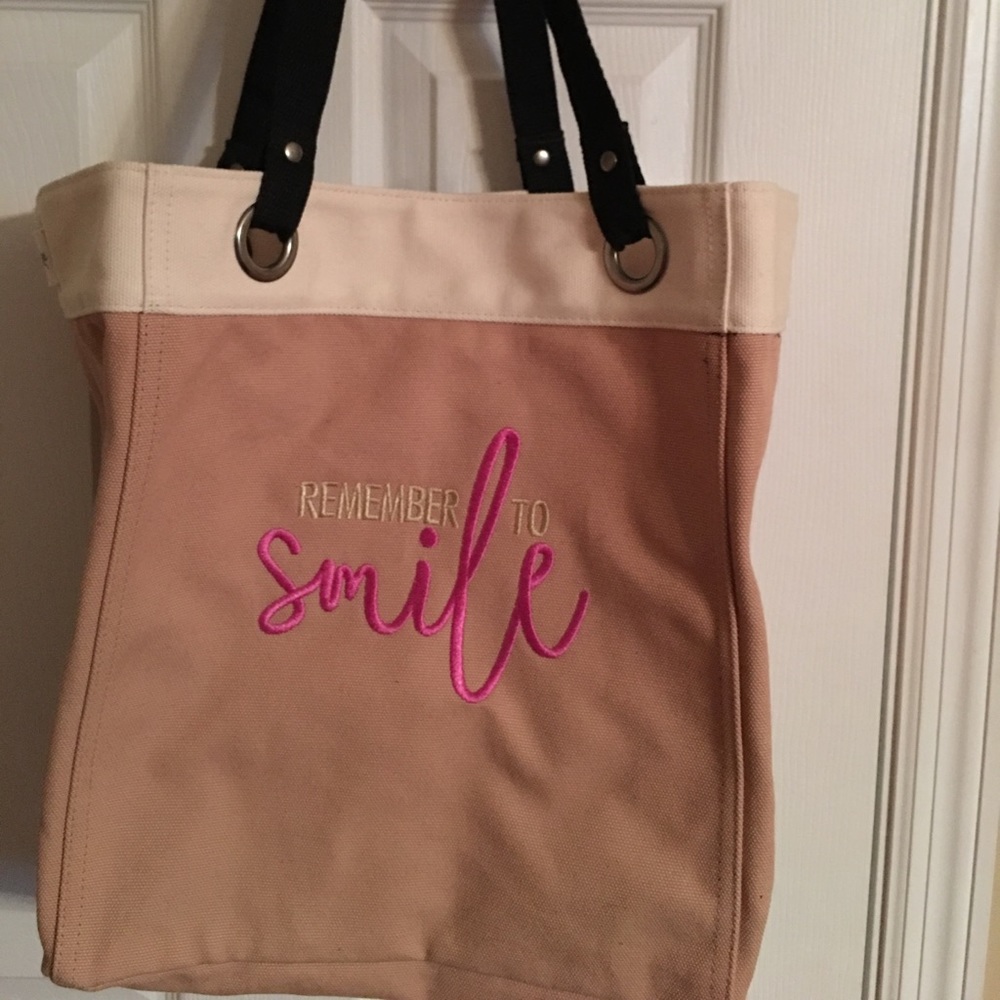 This essential tote meets all your needs. ✅