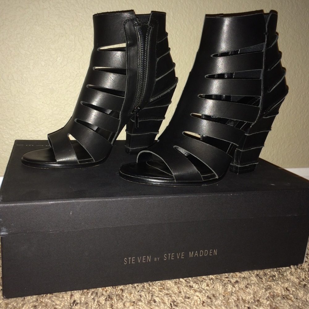 Casted black leather sandal with block heel.