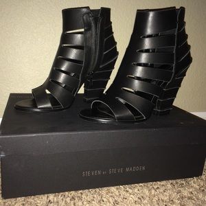 Casted black leather sandal with block heel.