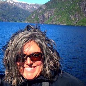 Meet your Posher, Crystal