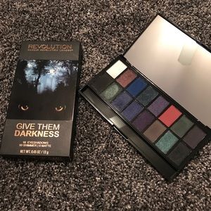 Makeup revolution give them darkness palette