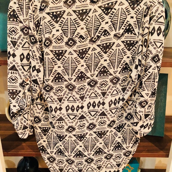 Black and White Pattern Sheer Top - Picture 4 of 4