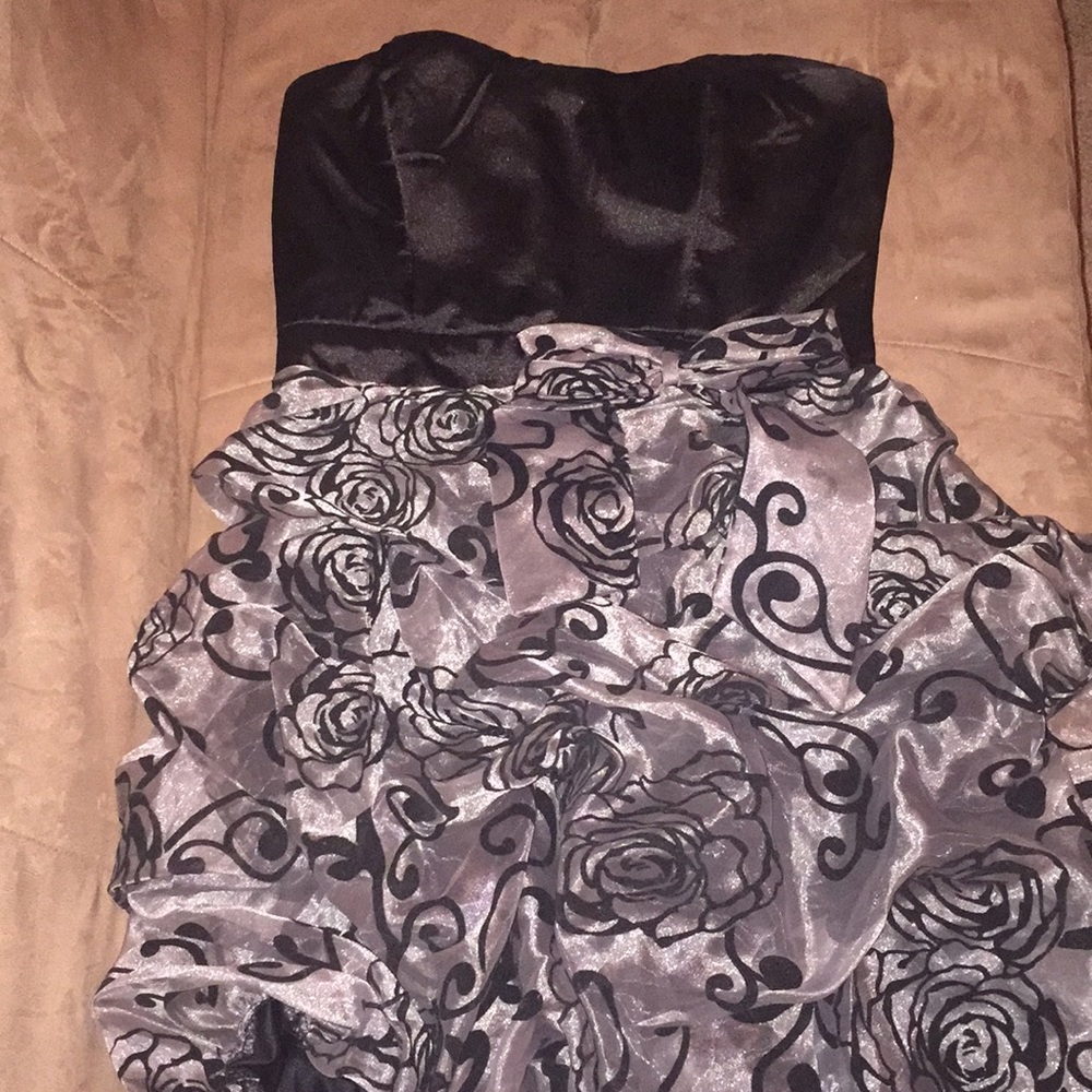 Juniors strapless formal dress