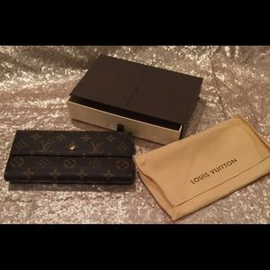 Authentic Louis Vuitton Long Wallet  BD40045