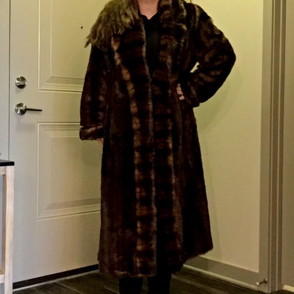 STUNNING! Faux Fur Coat