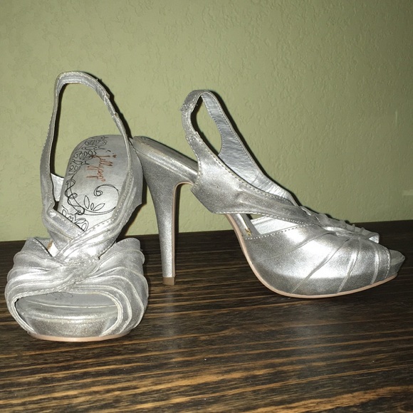 Silver heels - Picture 2 of 5