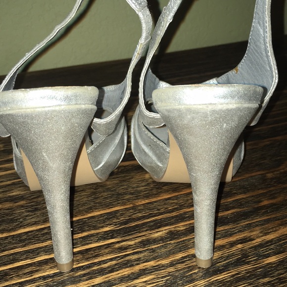 Silver heels - Picture 4 of 5