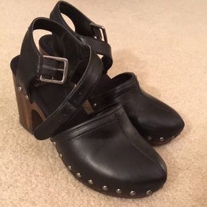 Sz 6 Mary Jane clogs