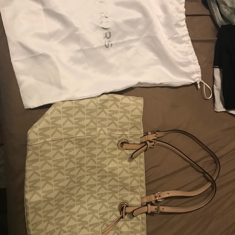 Michael kors purse.