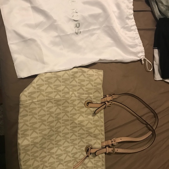 Michael kors purse. - Picture 1 of 5