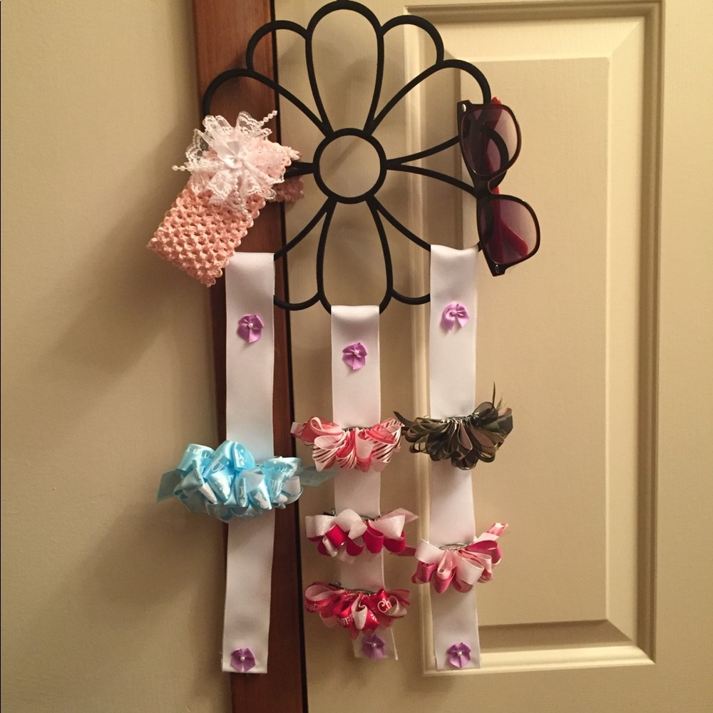 Girls accessory holder w accessories