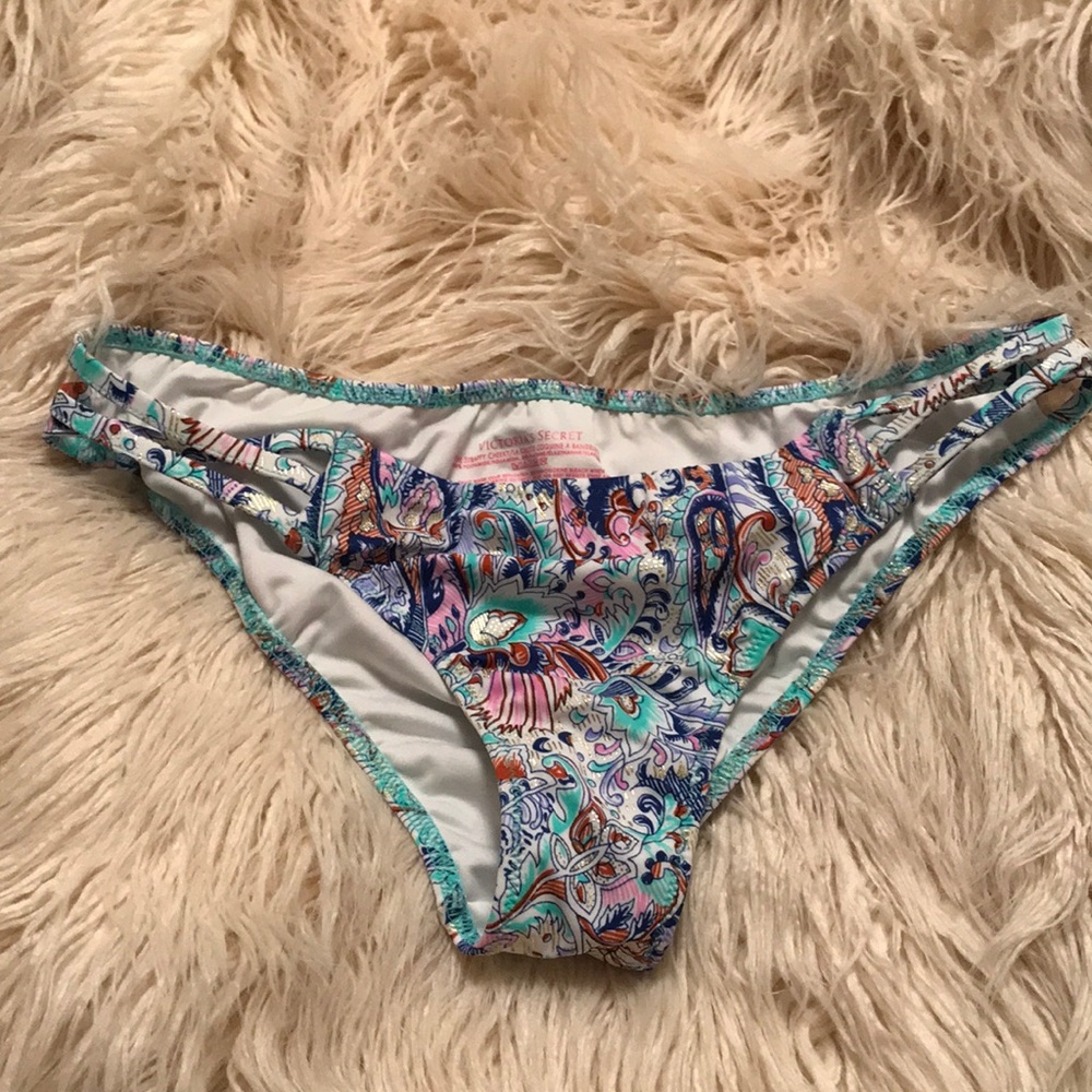 Victoria’s Secret swim bottoms!DON’T EXIST ANYMORE