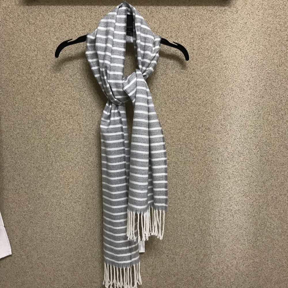 Super cute never worn scarf