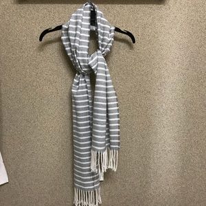 Super cute never worn scarf