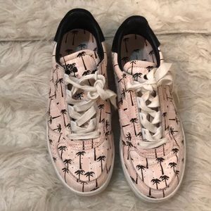 Diadora size 37 Euro / fits 7 US