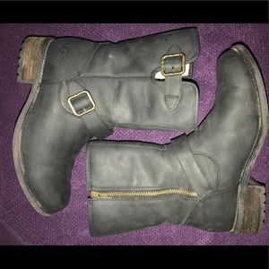 Cool, Black, Ugg Ladies Short Boots!