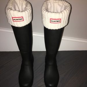 BRAND NEW HUNTER Rain boots w/ Cream Knit Socks!!