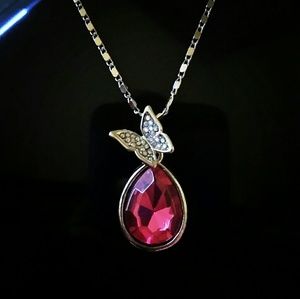 Beautiful pink raindrop necklace