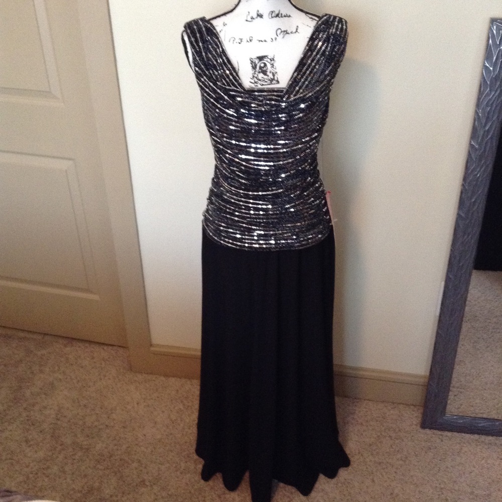 Beautiful Dress for special occasions - Picture 2 of 6