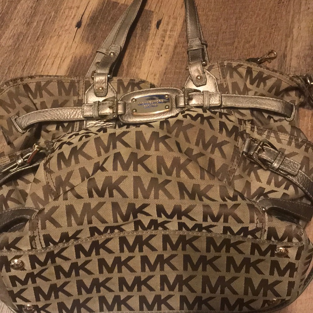 Micheal Kors purse