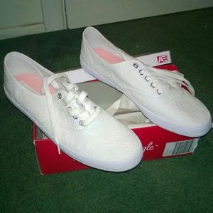 American Eagle White Eyelet Classic Sneakers